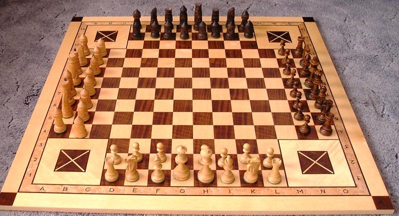 Шахматы - игра на доске с черными и белыми фигурами.